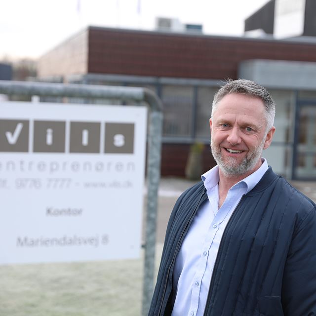Søren Glintborg fra Vils Entreprenørforretning står foran indgangen til virksomhedens afdeling i Viborg
