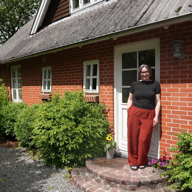 Anna Kochanek foran sit nye hus i Erslev