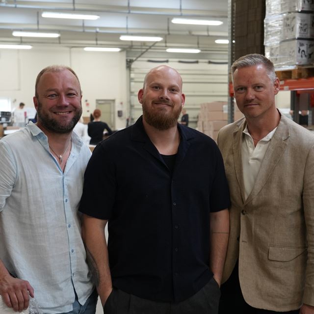 Regin Iversen og Bjarke Green Pedersen i lagerhallen sammen med investor og bestyrelsesformand Morten Larsen